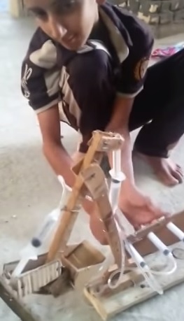 بالفيديو: ابتكار طفل عراقي جرافة