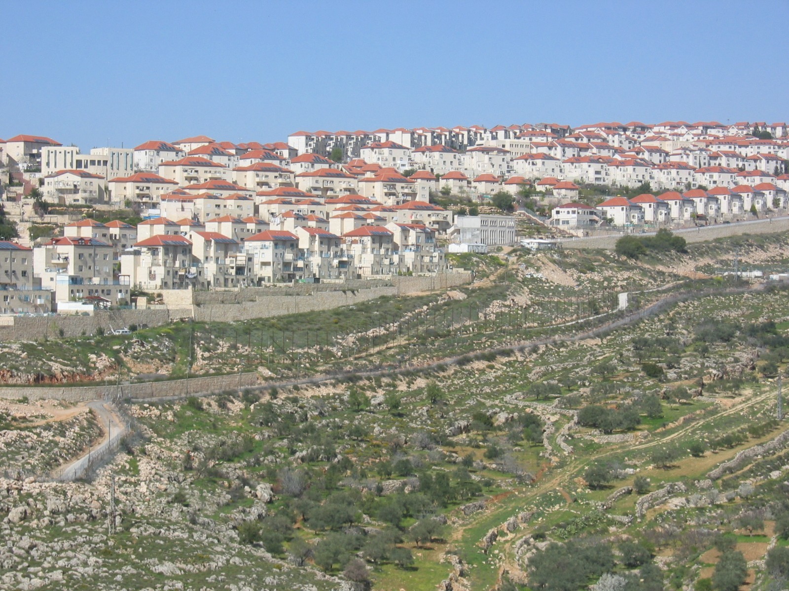 8 مستوطنات بالضفة تمنع دخول العمالة الفلسطينية على خلفية فقدان 3 إسرائيليين