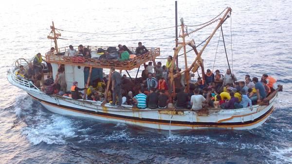 غرق قارب يقل 250 مهاجرًا