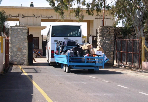 233 مسافرا يغادرون