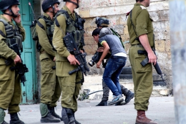 اعتقال 4 فلسطينيين وإصابة سائق إسرائيلي في القدس 
