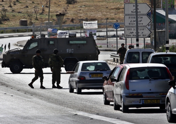 إسرائيل تغلق طرقات في الضفة الغربية وتشدد من إجراءاتها الأمنية
