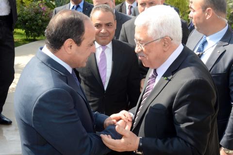معاريف: إسرائيل تريد «تقوية» السيسى وأبومازن على حساب «حماس» 