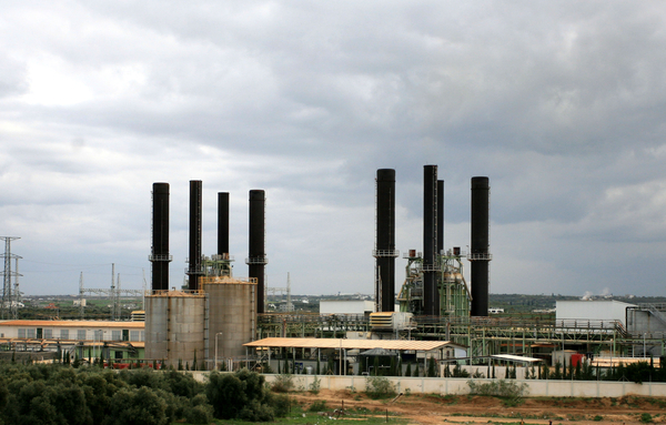 إسرائيل توقف تزويد غزة بالكهرباء والعجز يصل إلى 90% 