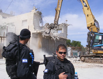 الاحتلال يهدم مبنى من شقتين في القدس