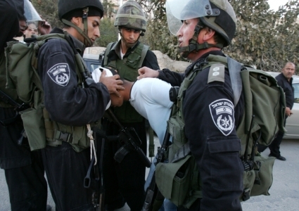 الاحتلال يعتقل شاباً بدعوى نيته طعن جندي في القدس