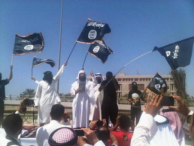 أعلام داعش ترفع في ميادين البحرين