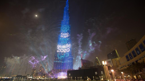 أكبر إضاءة بالعالم مستمرة على برج خليفة حتى 9 يناير