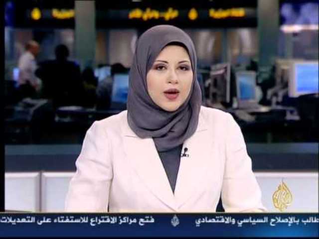 بالفيديو... مذيعة الجزيرة تُفاجئ المُشاهدين بخلع الحجاب 