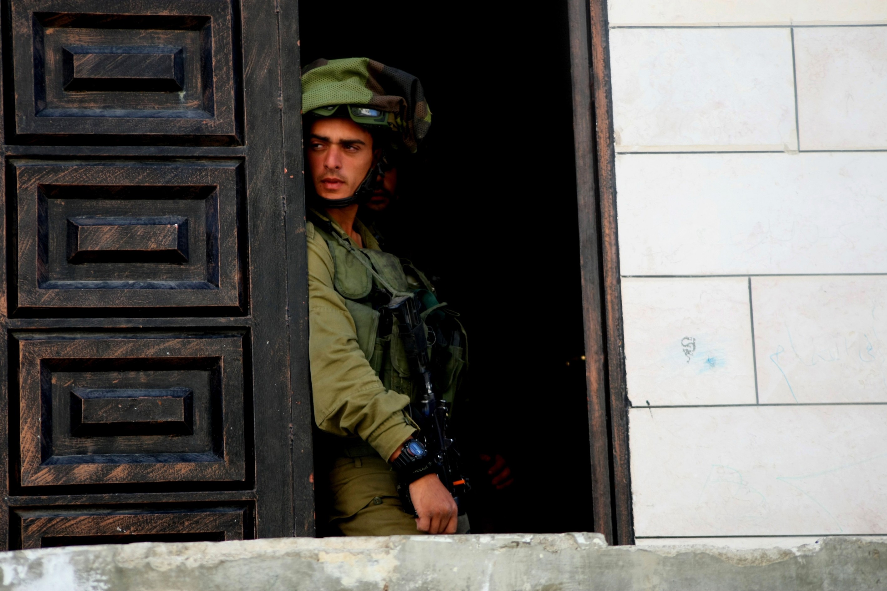 (فجراً) جيش الاحتلال يعتقل 40 قياديا وناشطا من حركة حماس في الضفة الغربية
