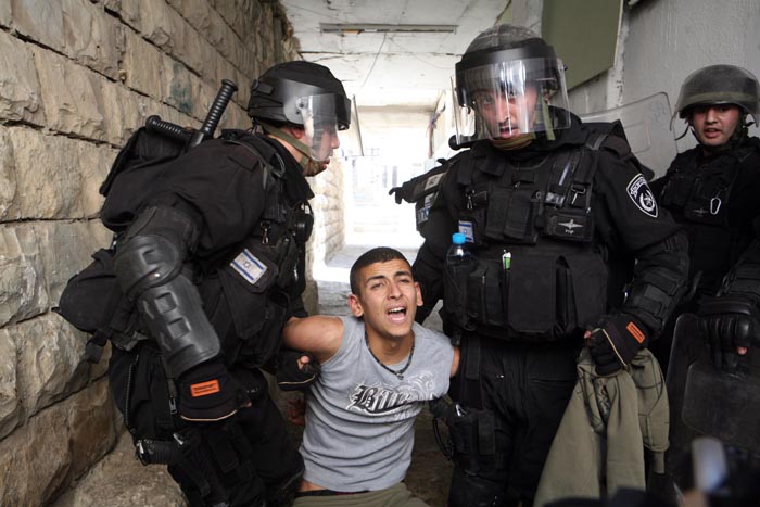 جيش الاحتلال يعتقل 21 فلسطينيا بالضفة الغربية
