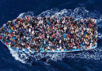  عوائل غزية تتمنى سماع أخبار جيدة عن أحباء فقدوا في غرق قارب للهجرة قبالة سواحل إيطاليا