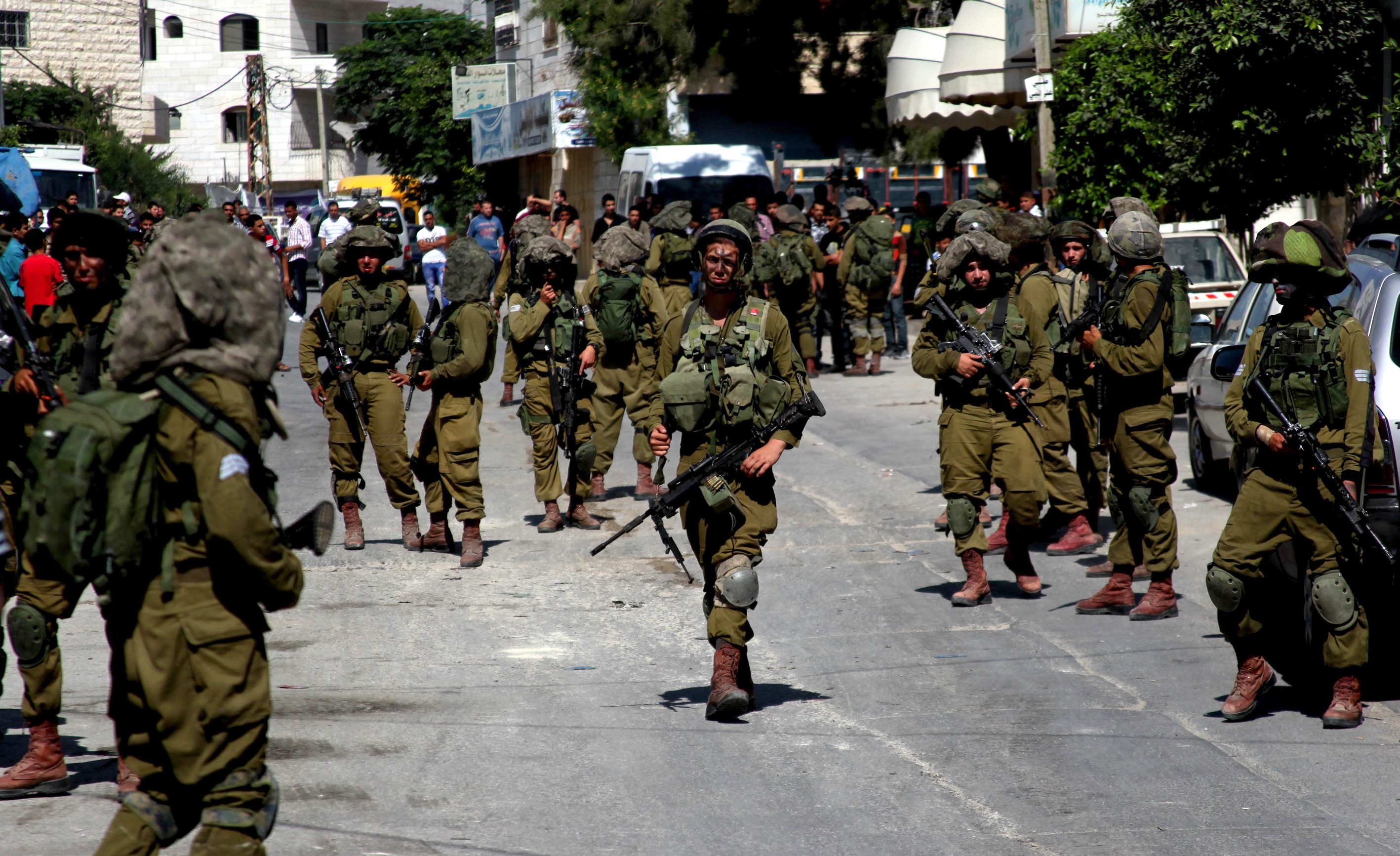 إسرائيل تعتقل 37 فلسطينيا