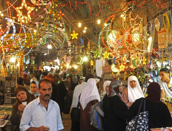 إسرائيل تدرس وقف منح التصاريح للفلسطينيين في رمضان

