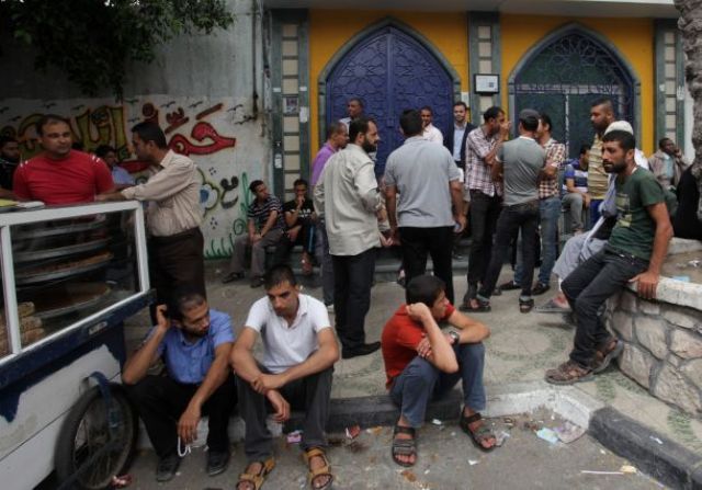 إضراب شامل لموظفي حكومة حماس السابقة بغزة