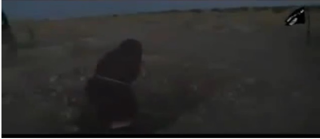 بالفيديو: داعش يرجم امرأة بريف حماة بتهمة الزنا 