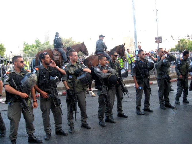 الاحتلال يسيير دوريات شرطته ويزيد كاميرات المراقبة في القدس
