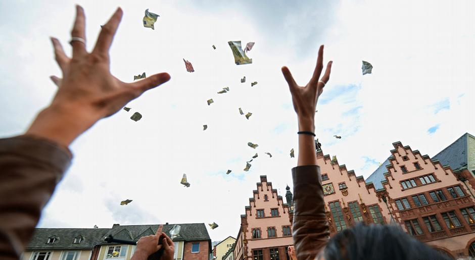  رجل ألماني يوزع أمواله على المارة في فرانكفورت