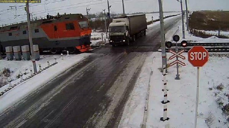 شاهدث الحدث: كاميرا ترصد كارثة على خط لسكك الحديد في كازاخستان