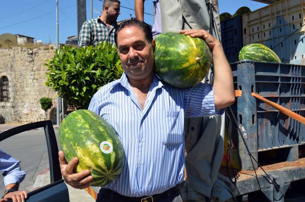  جمعية المستهلك تسوق بطيخ فلسطين في رام الله رغم الحصار التسويقي المفروض عليه من مافيا تجار البطيخ الإسرائيلي