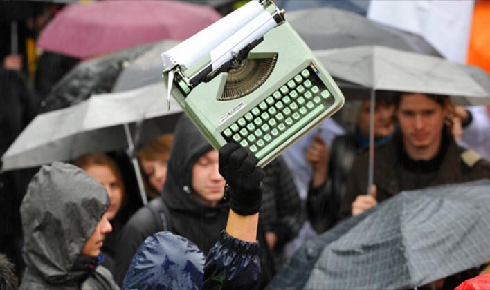 ارتفاع مبيعات الآلة الكاتبة في ألمانيا بسبب التجسس