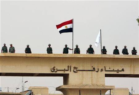 قصف ساحة معبر رفح على الحدود المصرية