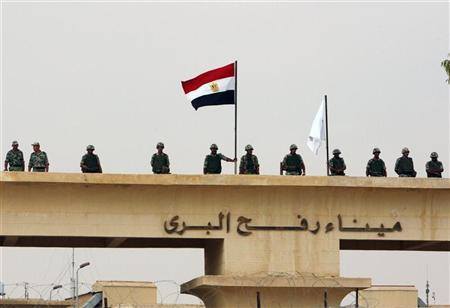 قصف ساحة معبر رفح