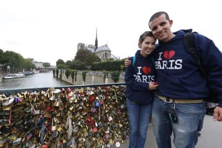 العشاق يحبطون حملة لإنقاذ جسور باريس من أوزان أقفال الحب