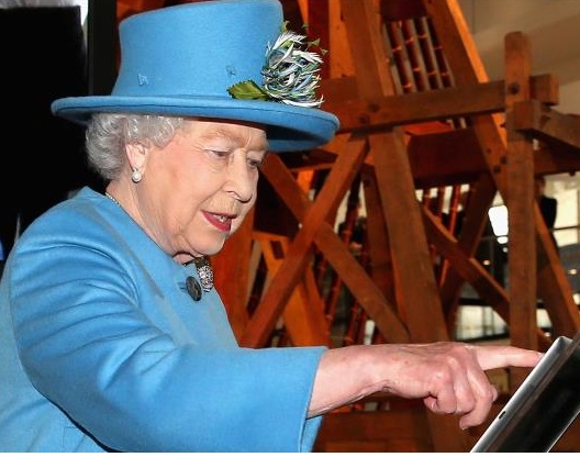 ملكة بريطانيا تغرد شخصيا على تويتر
