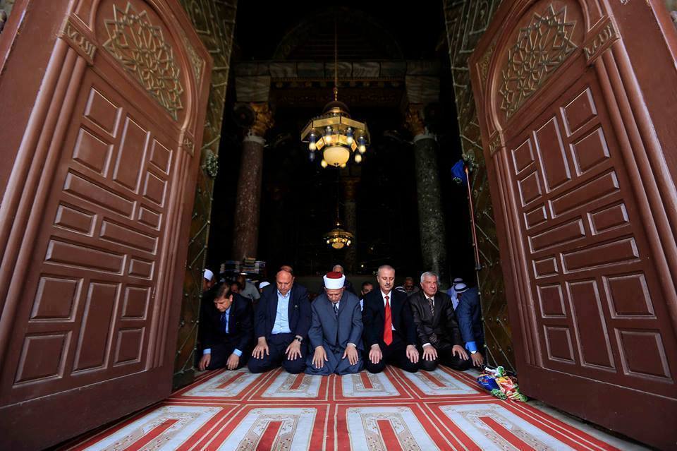 الحمد الله في المسجد