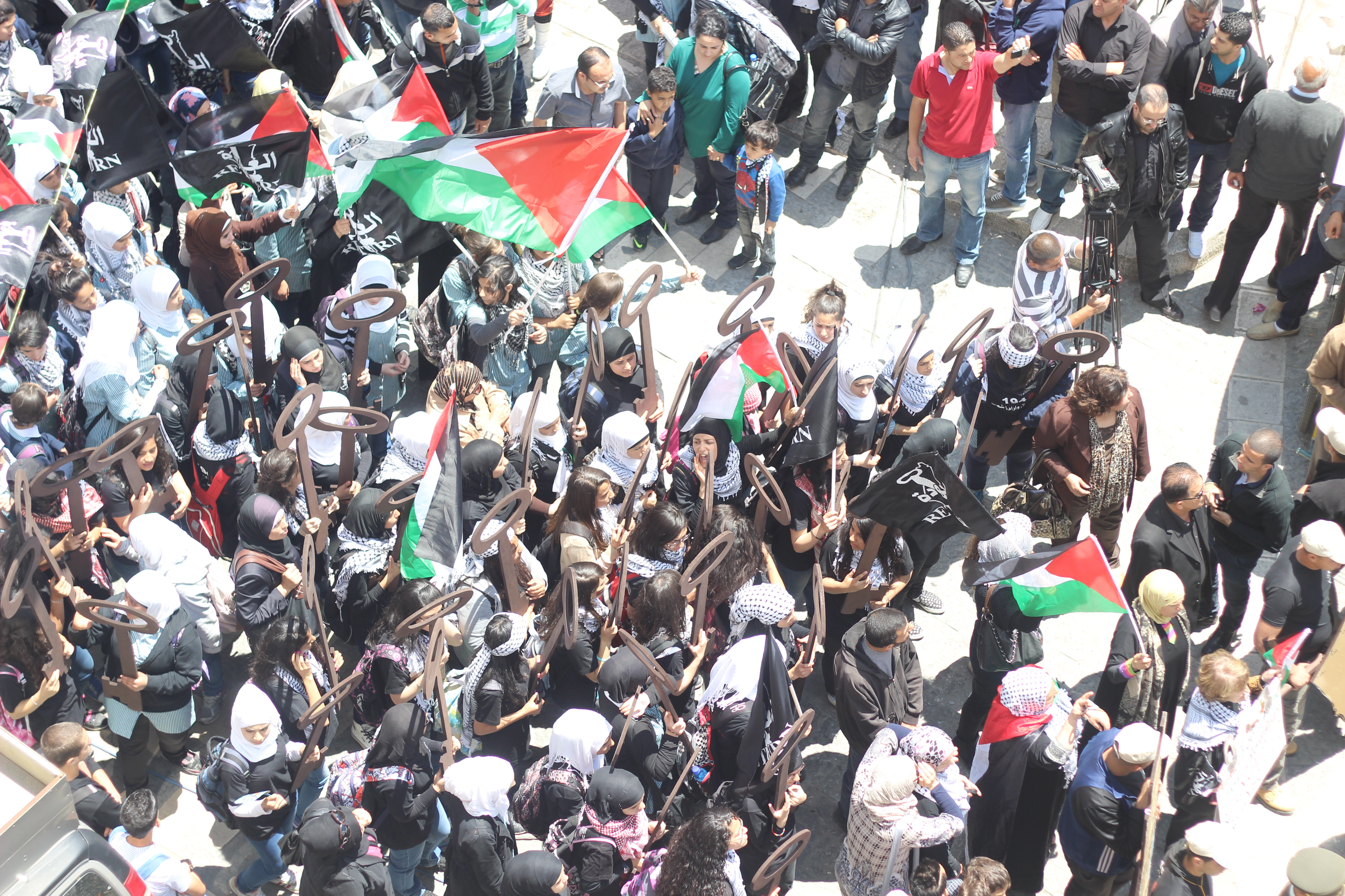  مدراس نابلس في مسيرة للتضامن مع الأقصى بعد تعليق الدوام
