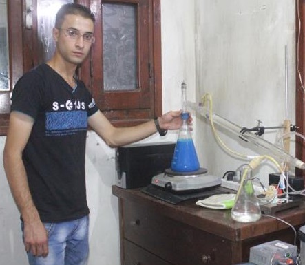 شاب فلسطيني ينتج البنزين من تفاعلات كيميائية