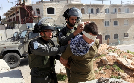 الاحتلال يعتقل 15 مواطنا من الضفة والقدس