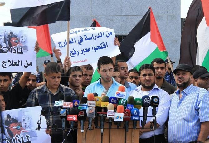 طلبة غزة يطالبون الرئيس عباس بالسفر لإكمال تعليمهم