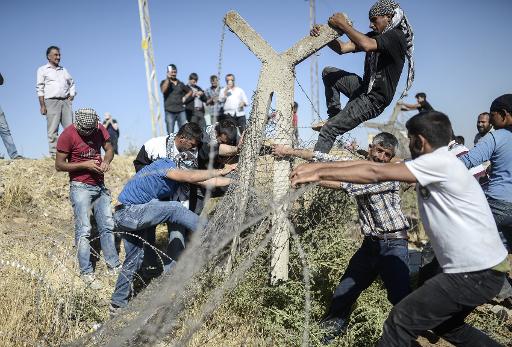مئات الاكراد يقتحمون الحدود للوصول الى سوريا