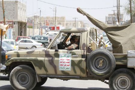 أمريكا تطلب من رعاياها مغادرة اليمن وتقلص موظفيها بالسفارة