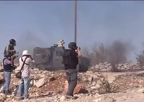 شاهد الحدث: جيش الاحتلال يطلق النار على صحفيين في سلواد