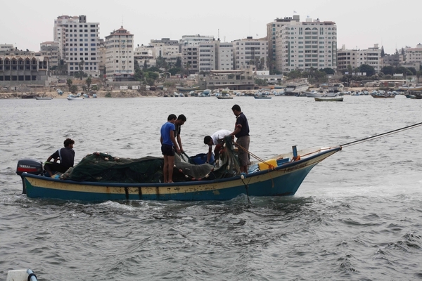 إصابة شاب برصاص بحرية