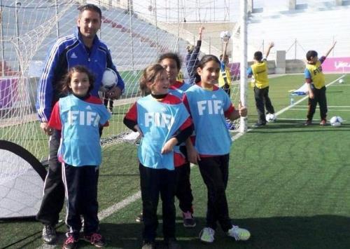 أول مدرسة لتعليم كرة القدم للصغار في غزة