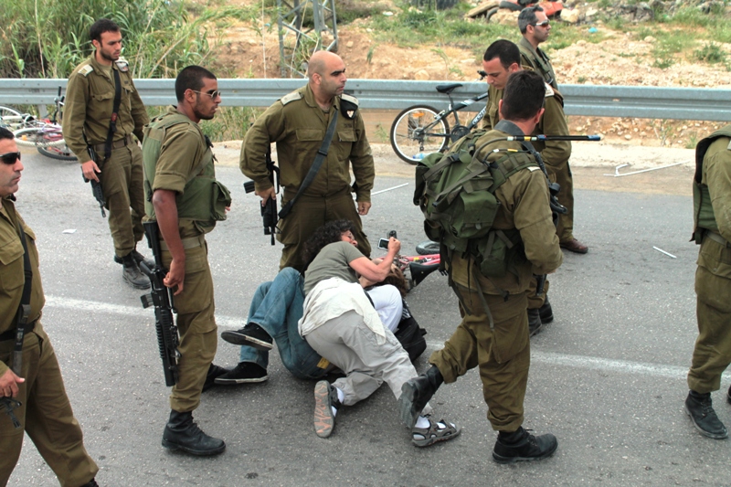 جيش الاحتلال يعتقل 10 فلسطينيين في الضفة خلال ساعات الليل 
