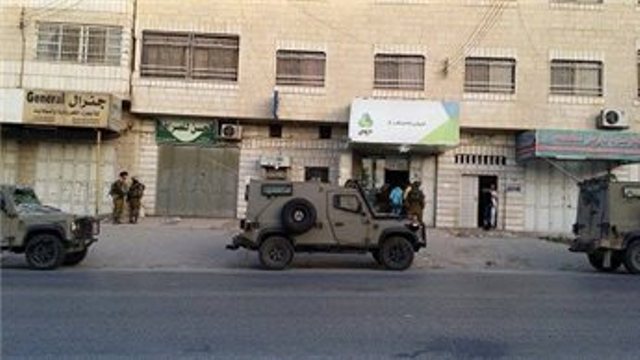 الاحتلال يمنع محال تجارية في حوارة من فتح أبوابها ويقوم بحملات تفتيش