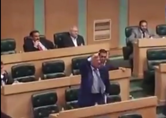 بالفيديو: شجار في مجلس النواب الأردني