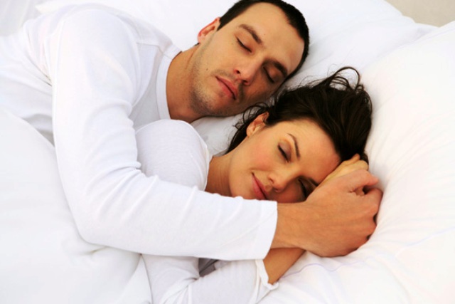 تجنباً للغباء: احذروا النوم بجانب زوجاتكم 