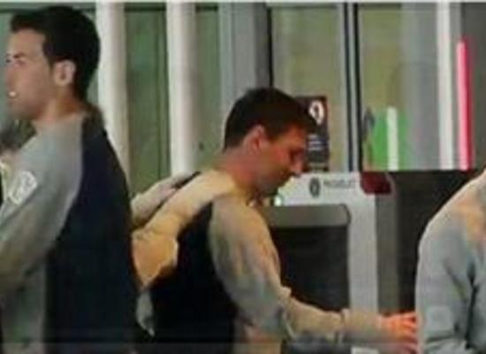 فيديو| بسبب القهوة .. شرطية تستوقف ميسي للتفتيش في مطار باريس