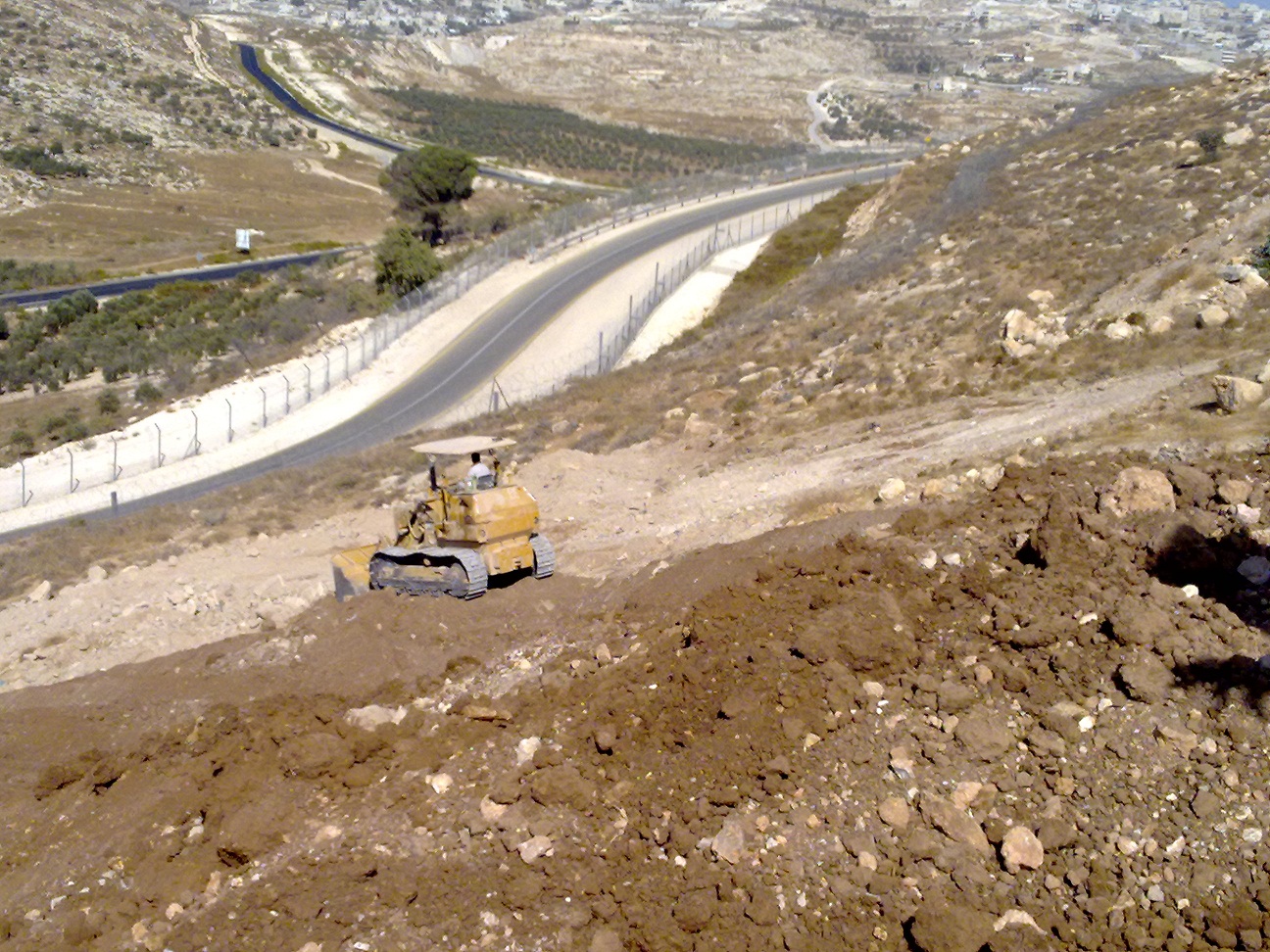الاحتلال يخطر بالاستيلاء على 3799 دونما من اراضي الخليل وبيت لحم