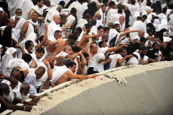نحو مليوني حاج يرمون