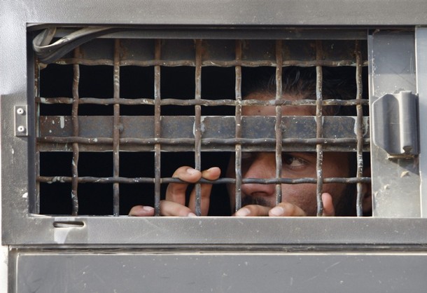 نادي الأسير: محاكم الاحتلال تمدد اعتقال 74 أسيراً