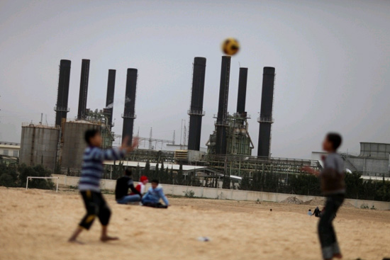  قطر تتعهد بتمويل شراء وقود لمحطة توليد الكهرباء بغزة