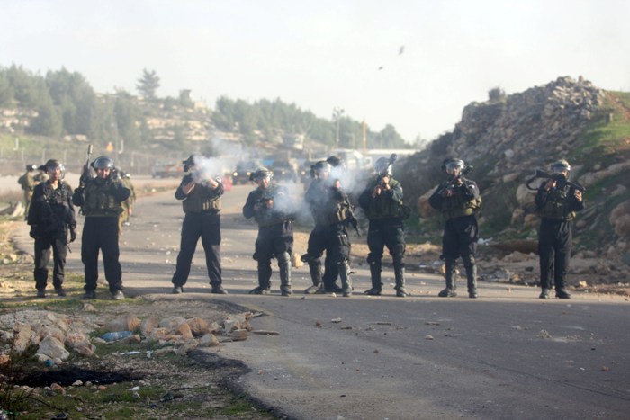 إصابة العشرات إثر مواجهات مع قوات الاحتلال قرب عوفر
