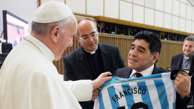 مارادونا يعود للتدين بـ'إلهام' من البابا فرنسيس